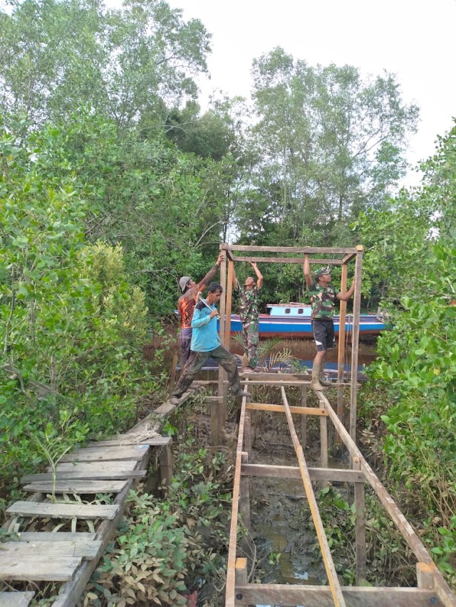 Wujud Kemanunggalan TNI dan Rakyat, Babinsa Nenang Bantu Bangun Jembatan di Wilayah Binaannya.