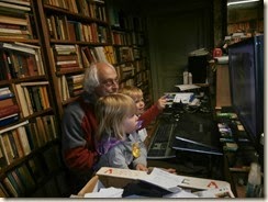 Thuis, kijkend naar oude foto's met de kleinkinderen Elena en Matthias