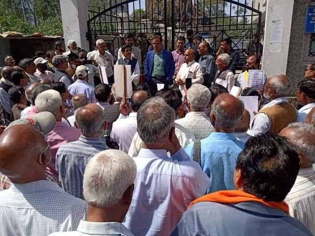 EPS 95 Minimum Pension Hike: EPS 95 Pensioners Protest for EPS 95 Pension Hike at EPFO Office, EPS 95 पेंशनरो ने EPFO कार्यालय पर धरना प्रदर्शन किया