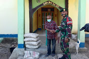 Satgas Pamtas Yonarmed 6/3 Kostrad Berikan Bantuan Semen Kepada Masyarakat di perbatasan