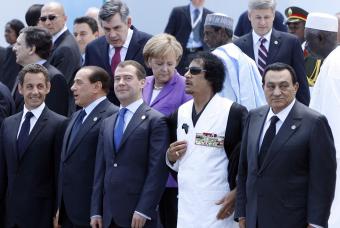 Gadafi con sus supuestos enemigos G20+-+Gadafi_lideres_europeos_Hosni_Mubarak