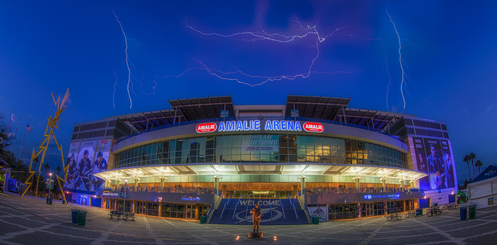 파일:external/floridaphotomatt.com/Amalie-Arena-Home-of-the-Lightning.jpg