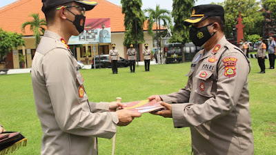 Kapolres Buleleng Pimpin Langsung Sertijab Kapolsek Dan Kabag Ren Serta Memberikan  Penghargaan Kepada Personel