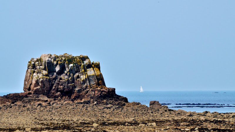 le rocher du Sillon de Talbert et le bateau blanc... 20110802_Sillon_Talbert_08_rocher_horizon_13_DSC1027