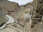 blick von der phuktal gompa auf den tsarap