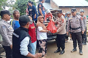 Peduli Korban Banjir di Luwu, Polri Distribusi Bantuan Logistik dan Buat Dapur Umum