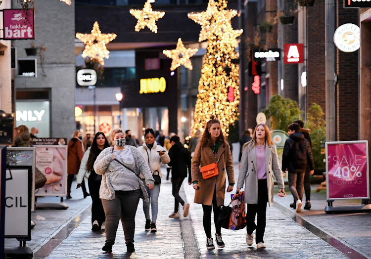 People do their last Christmas shopping before The Netherlands will go into a tough second lockdown, amid the coronavirus disease (COVID-19) outbreak, in the city centre of Venlo, Netherlands December 14, 2020.