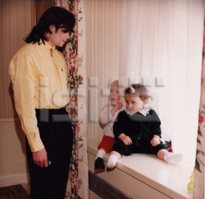 Ensaio fotográfico especial de Michael com Prince e Paris Is23538807Michael%252C%2520Prince%252C%2520Paris%2520and%2520Omer%25201999