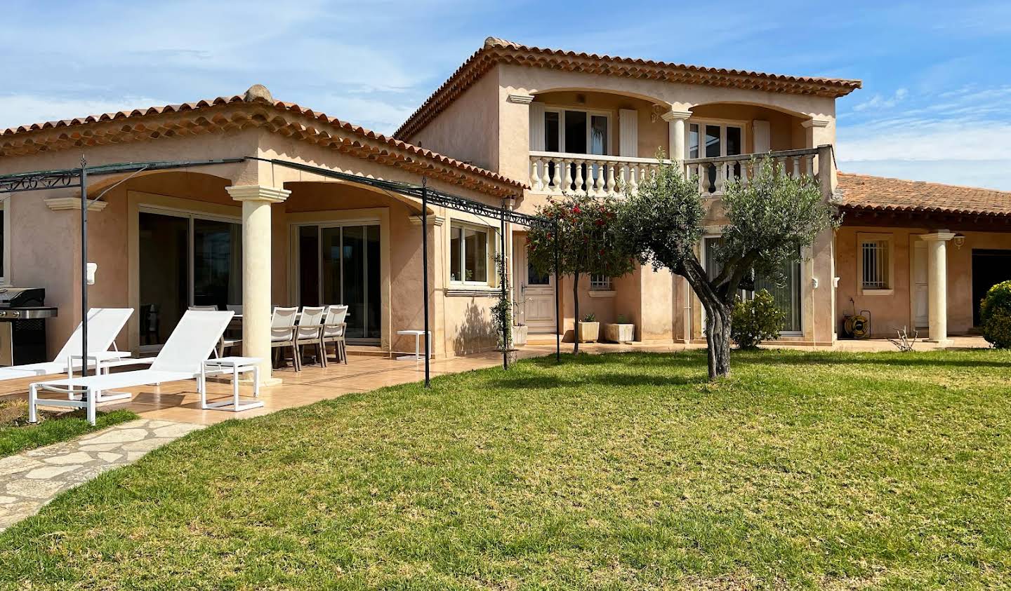 Villa avec piscine en bord de mer La Londe-les-Maures