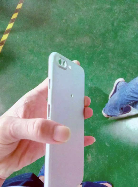 Iphone7 Plusとされる筐体金型の写真 こぼねみ