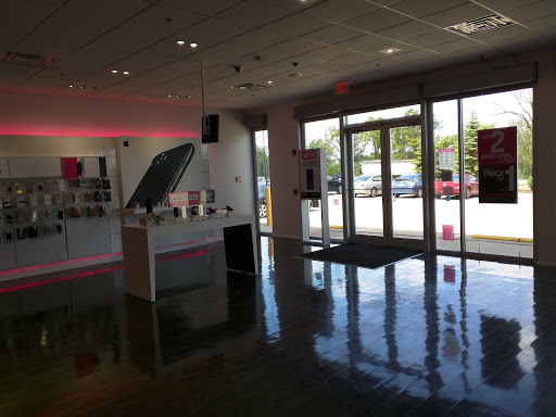 Cell Phone Store «T-Mobile», reviews and photos, 1007 S Rand Rd, Lake Zurich, IL 60047, USA