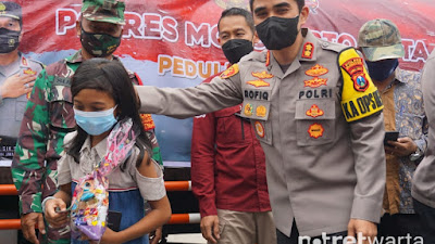 Terdampak Kekeringan, Polresta Mojokerto Salurkan Air Bersih di Pedesaan