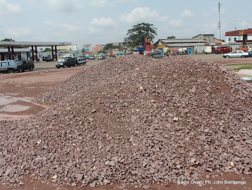 The Storage of Construction Materials on the Road Complicates Traffic in Kinshasa