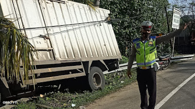 Kecelakaan Tunggal di Sp.4, Mobil Box Keluar Jalur Tabrak Pembatas Jalan