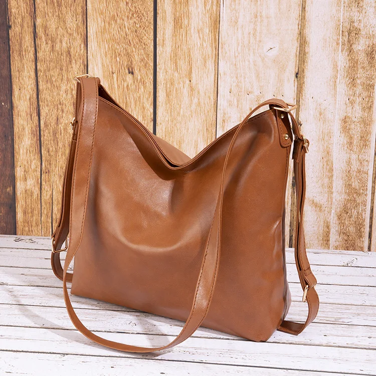 Title 16, Bolso bandolera de cuero encerado con aceite re...