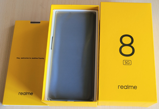 De verpakking die wordt gebruikt voor realme 8 5G