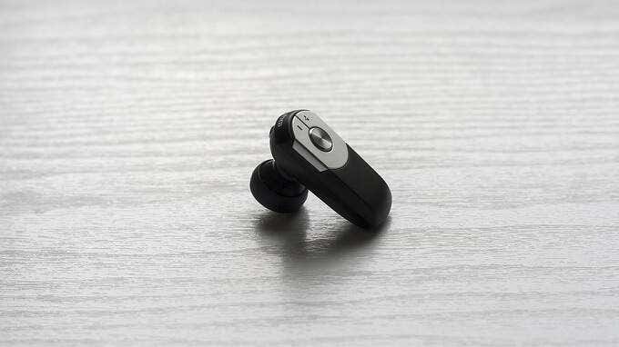 un auricular bluetooth