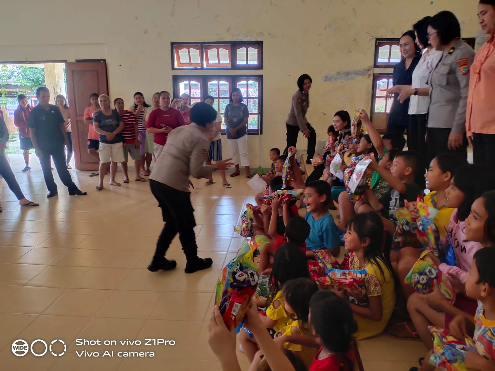 Guna memulihkan kondisi psikologis anak-anak korban banjir, personel polisi wanita (Polwan) Polda Sulawesi Utara (Sulut) bersama Bagpsikologi Biro SDM Polda Sulut melakukan trauma healing, di wilayah Kecamatan Mapanget, Kota Manado. (Foto istimewa)