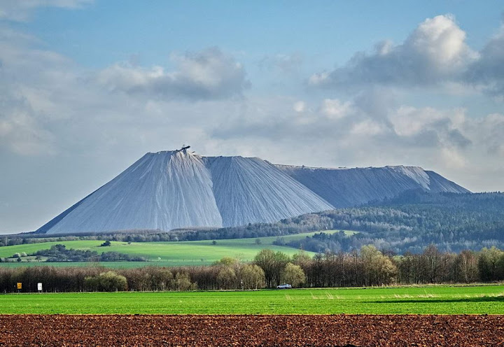 Monte Kali, a montanha branca de sal