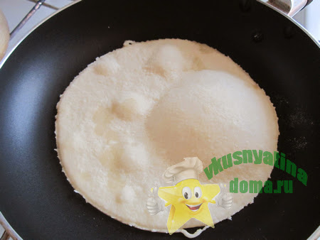 Обжариваем основу для пиццы