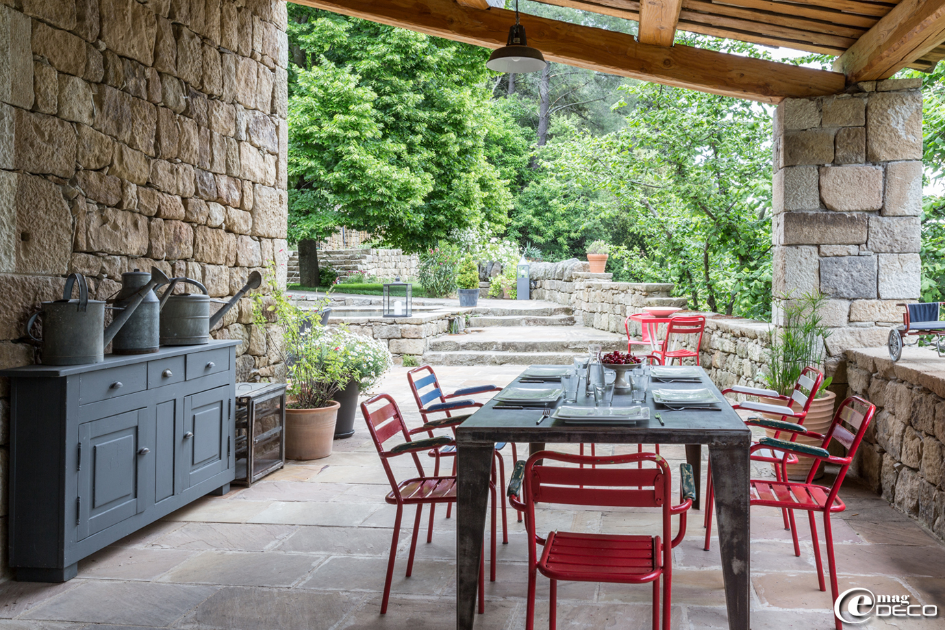 Terrasse abrité sous un auvent au 'Domaine du Fayet' en Ardèche