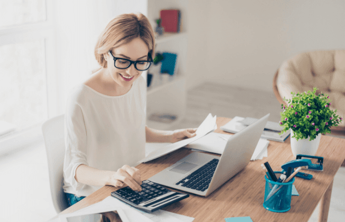 Una persona sentada en una mesa usando una computadora Descripción generada automáticamente