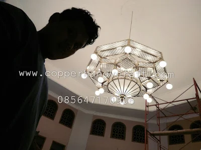Lampu gantung masjid kuningan