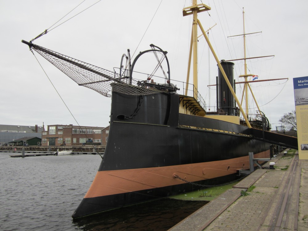 파일:external/upload.wikimedia.org/Bow_of_HMNLS_Schorpioen_Oct_2011.jpg