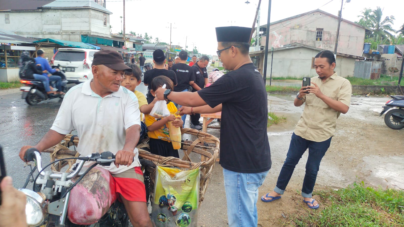 Semarak Ramadhan 1445 H, JMSI Inhil Bagi-bagi Takjil Kepada Warga 