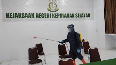 Tim Satgas Gugus Covid 19 Semprot Kantor Kejari Selayar