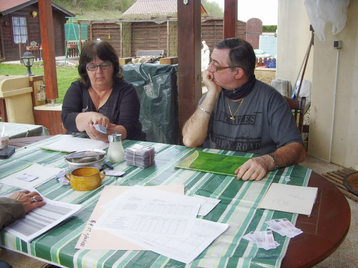 PREPARATION DES PANNEAUX ET BADGES SDC19600