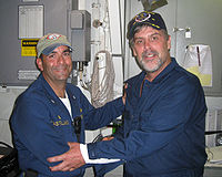 파일:external/upload.wikimedia.org/200px-Cmdr._Frank_Castellano_and_Capt._Richard_Phillips_-_090412-N-XXXXN-001.jpg