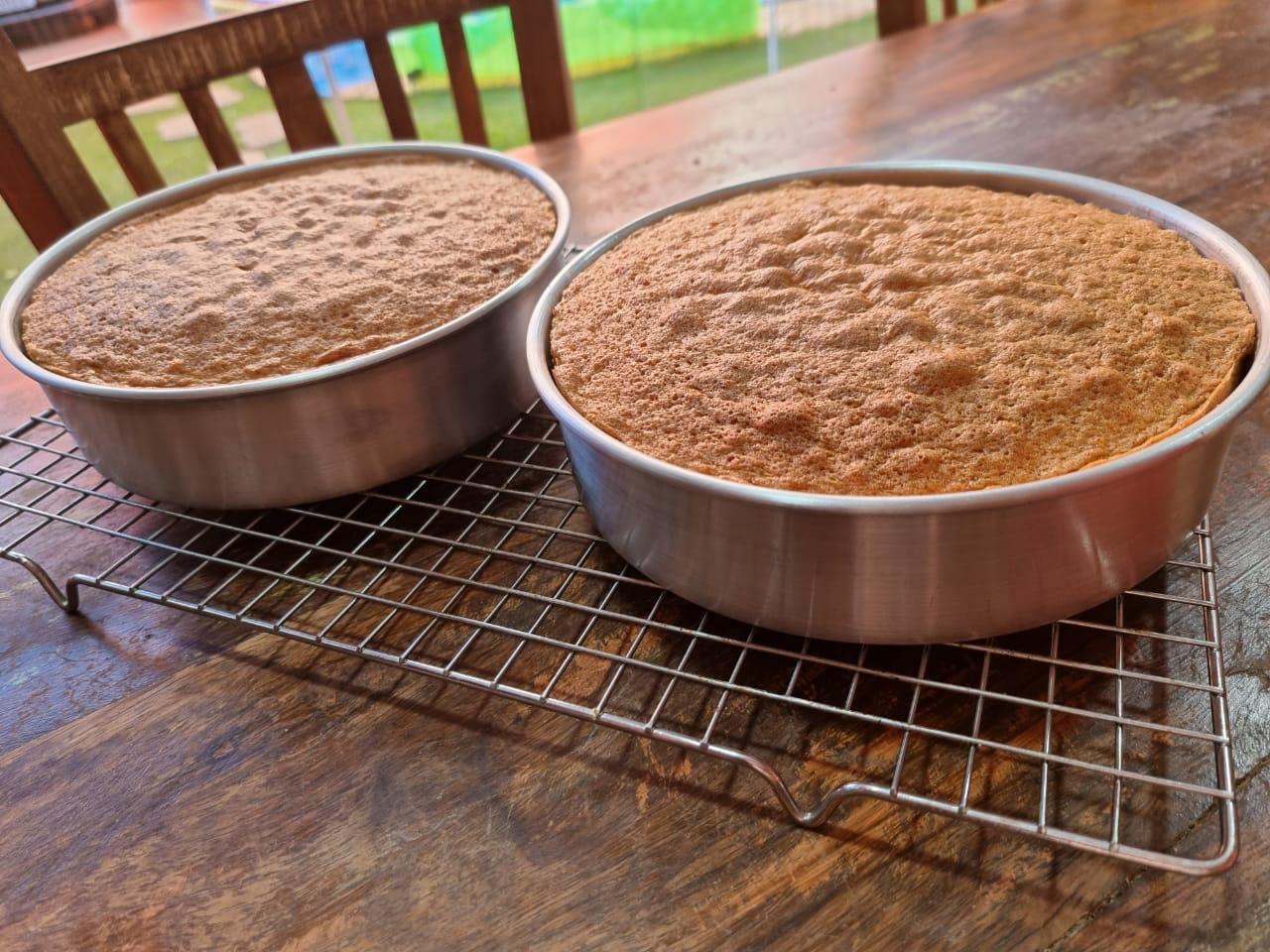 F5 - Colunistas - Aventura na cozinha - Aprenda a fazer bolo com leite  fervendo, que fica fofinho e pode levar coberturas variadas - 26/06/2020