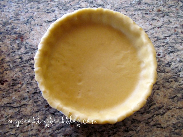 тестото разстелено в тавата Орехов пай (Pecan pie)
