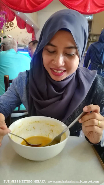 Muka excited makan Traditional Laksa Melaka.