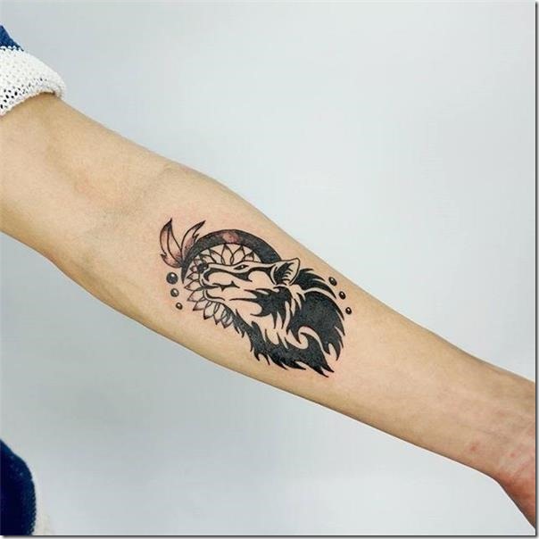 tatuaje-de-lobo-blanco-y-negro-en-el-brazo