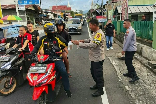 Kegiatan TNI dan Polri saat membagikan takjil di kepada masyarakat, di wilayah hukum Polsek Pineleng. (Foto istimewa)