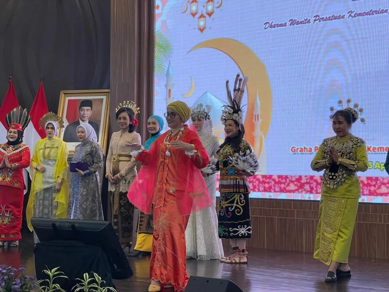 Fashion show tersebut merupakan salah satu rangkaian acara yang diadakan dalam Bazar Ramadan yang digelar di Lobby dan Graha Pengayoman Kementerian Hukum dan HAM pada tanggal 1 hingga 3 April 2024. (Foto istimewa)