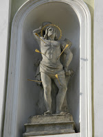 Standbeeld - Sebastiaan op Karla Boromesjkého-kerk.JPG