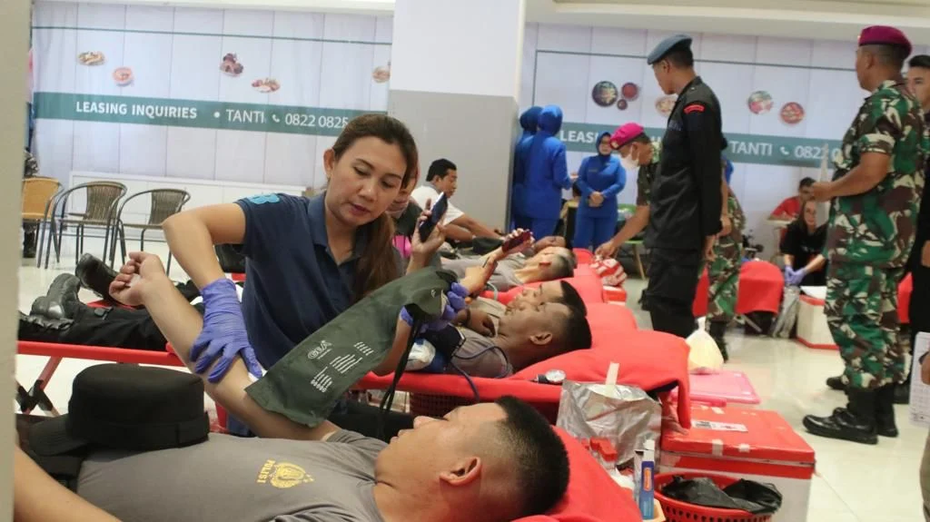 Kegiatan donor darah diikuti oleh Instansi TNI-Polri, pemerintahan maupun swasta. (Foto istimewa)