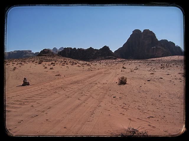 Recorriendo a pie el desierto de Wadi Rum - Senderismo en Petra y Wadi Rum (5)