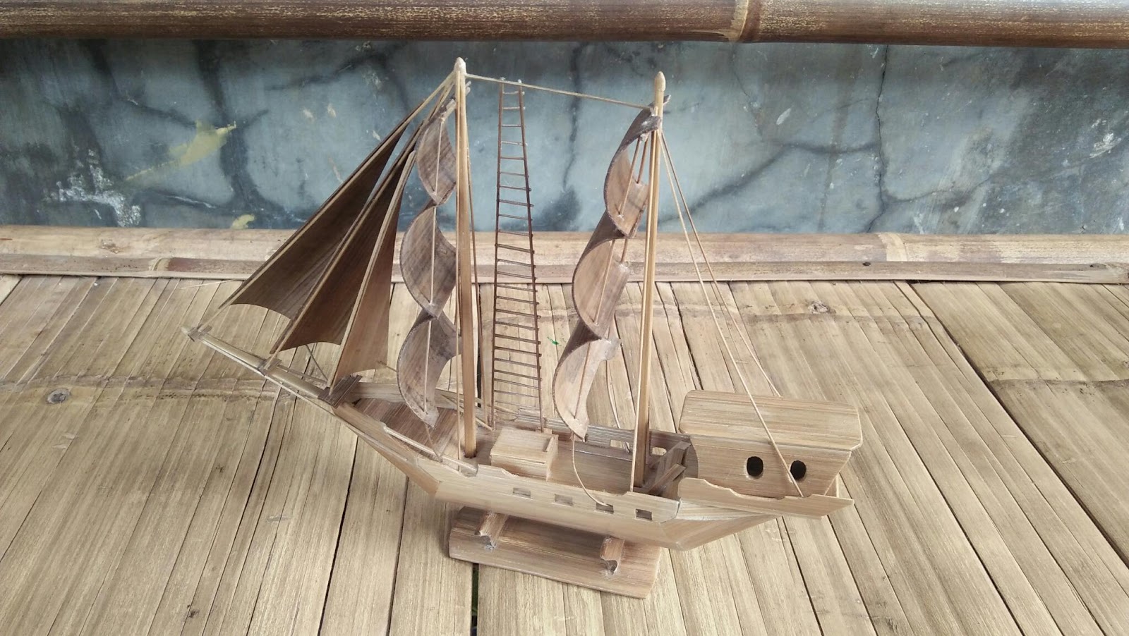 Produk kerajinan  kapal  phinisi dari bambu