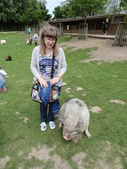 201506.21-045 Stéphanie et un cochon