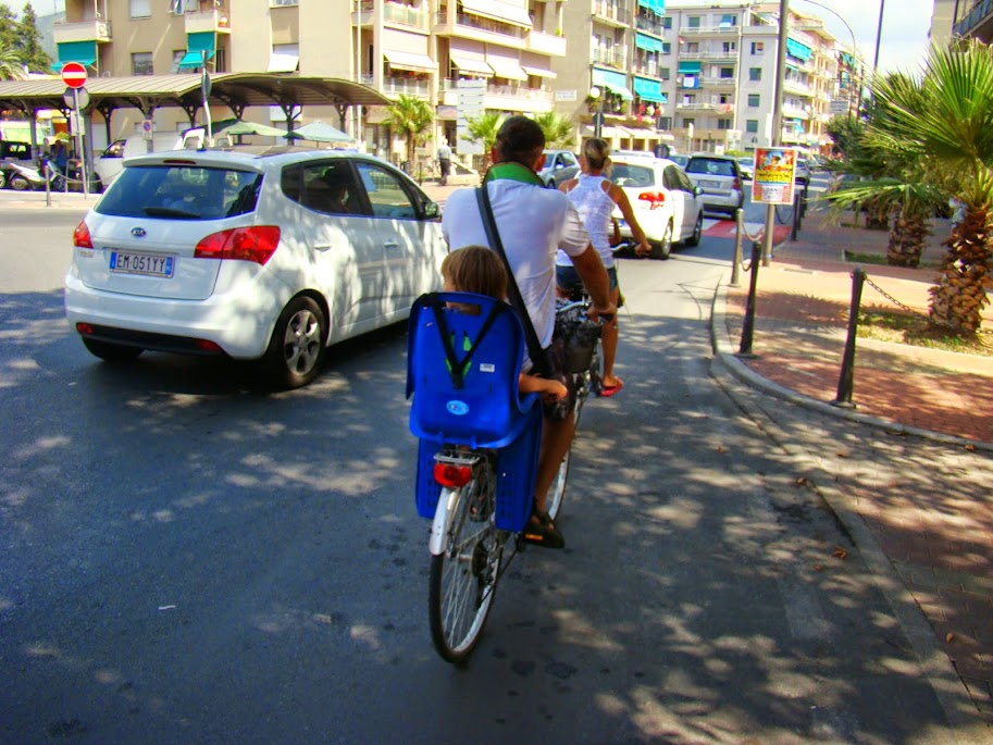 Via Aurelia a su paso por Loano, hora punta de las 12 de la mañana