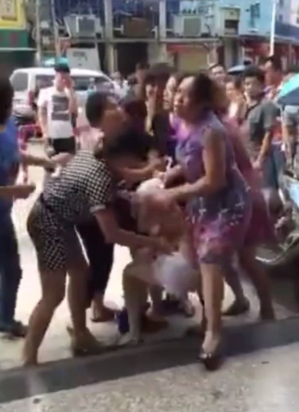 BUSTED: Lady stripped naked and beaten in Public after being caught Red handed [Photos] - A2satsBlog