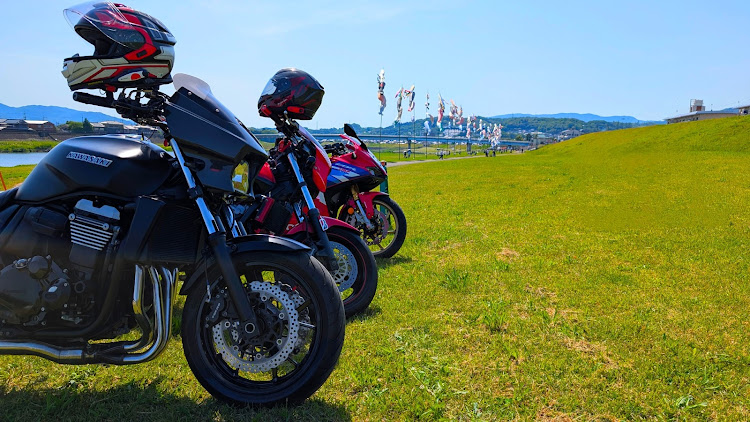 ぱんさんが投稿したZRX1200ダエグ・水辺の楽校・こいのぼりがいっぱい・EOS-RとDAEGに関するカスタム事例の投稿画像4枚目
