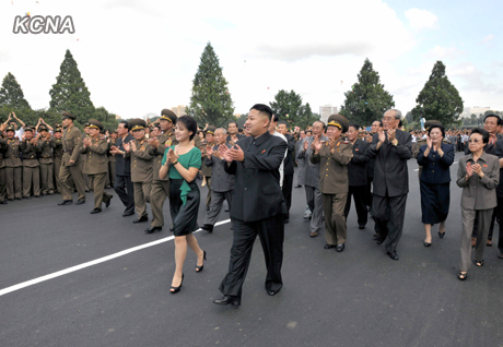 北朝鮮、謎の女性は金正恩第1書記の妻と報道 遊園地で大はしゃぎ