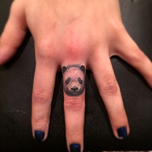 Panda bonito desenhos de tatuagem no Dedo