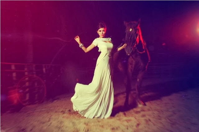 Ảnh nóng gái xinh khoe dáng cùng ngựa anh nong gai xinh khoe dang cung ngua