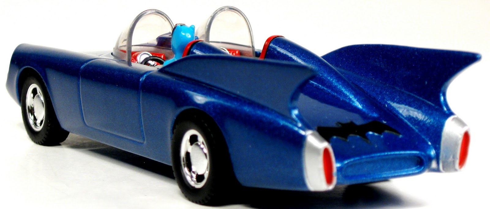 BATMAN 1960 S DC COMICS Batmobile 1/43 CORGI EUR 30,00 - FR